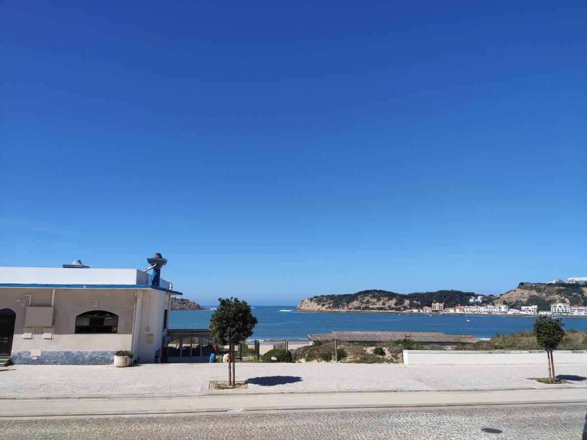 Apartment By The Beach! With Large Balcony! São Martinho do Porto Zewnętrze zdjęcie