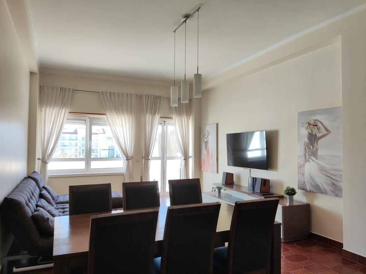 Apartment By The Beach! With Large Balcony! São Martinho do Porto Zewnętrze zdjęcie