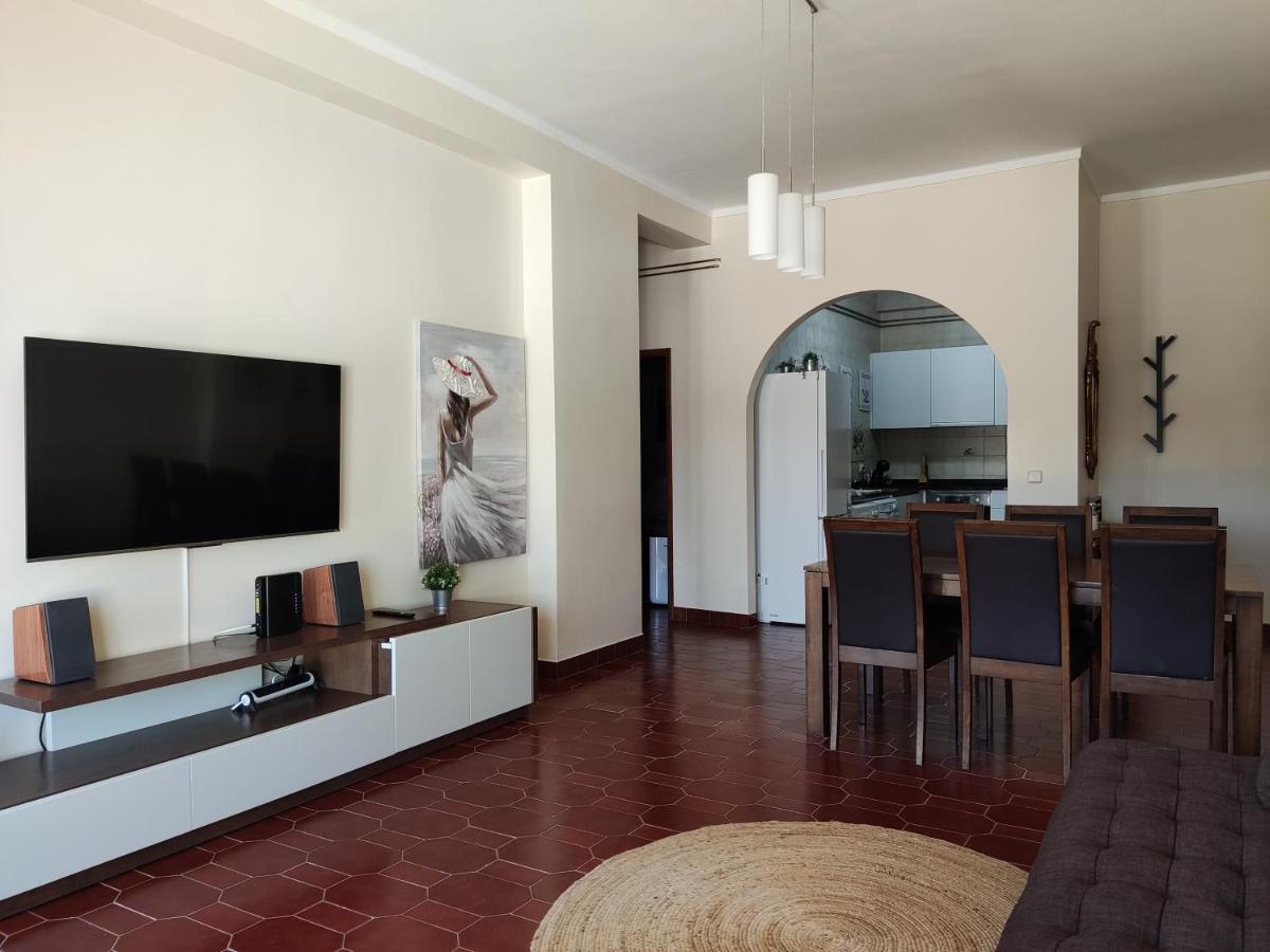 Apartment By The Beach! With Large Balcony! São Martinho do Porto Zewnętrze zdjęcie