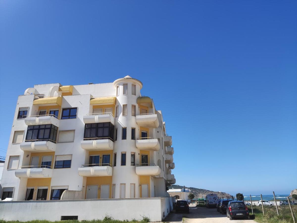 Apartment By The Beach! With Large Balcony! São Martinho do Porto Zewnętrze zdjęcie